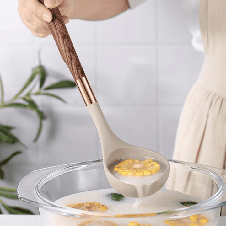 Stijlvolle 10-delige siliconen keukengerei set in moderne keuken; ideaal voor koken, bakken en roeren.