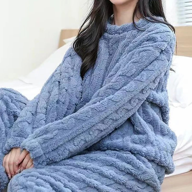 Geribbelde dames pyjama set, close-up van de zachte stof en comfortabele pasvorm voor relaxmomenten.