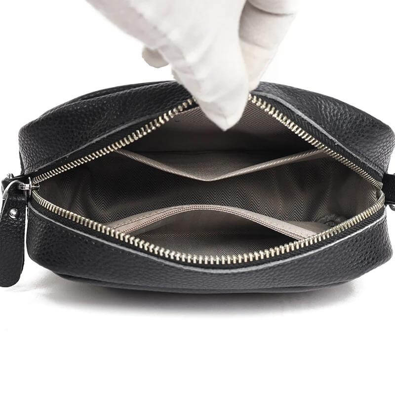 Blauwe elegante leren schoudertas voor dames, compact design, stijlvol en praktisch.