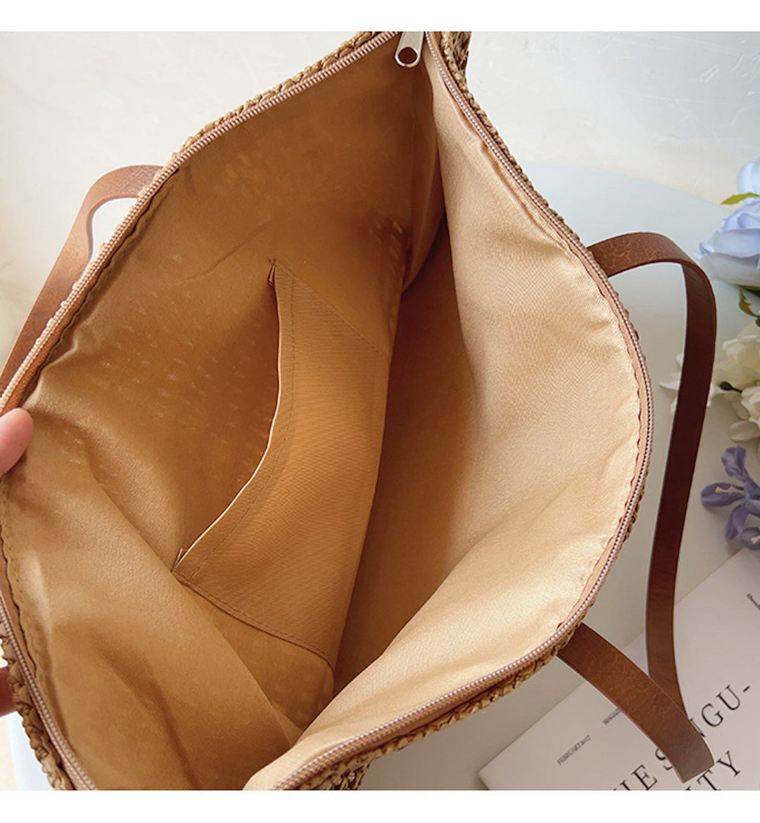 Stijlvolle unisex geweven korbtas, bruin/wit, met comfortabele handvatten, trendy accessoire.