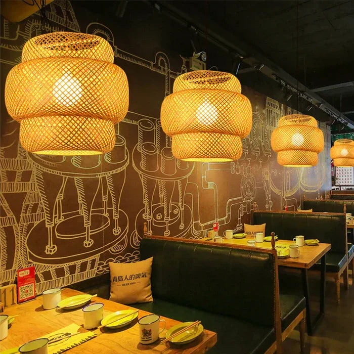 Grote handgemaakte rotan hanglamp, perfecte blikvanger in elke moderne of bohemian woonkamer.