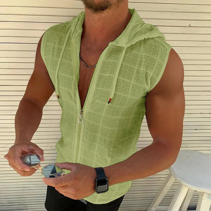 Comfortabel mouwloos heren T-shirt met capuchon. Veelzijdig voor sport, casual en urban zomerkleding.