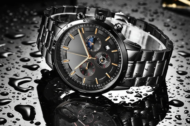 Herenhorloge militair stijl om de pols gedragen. Stijlvol zwart accessoire, robuust en waterbestendig.