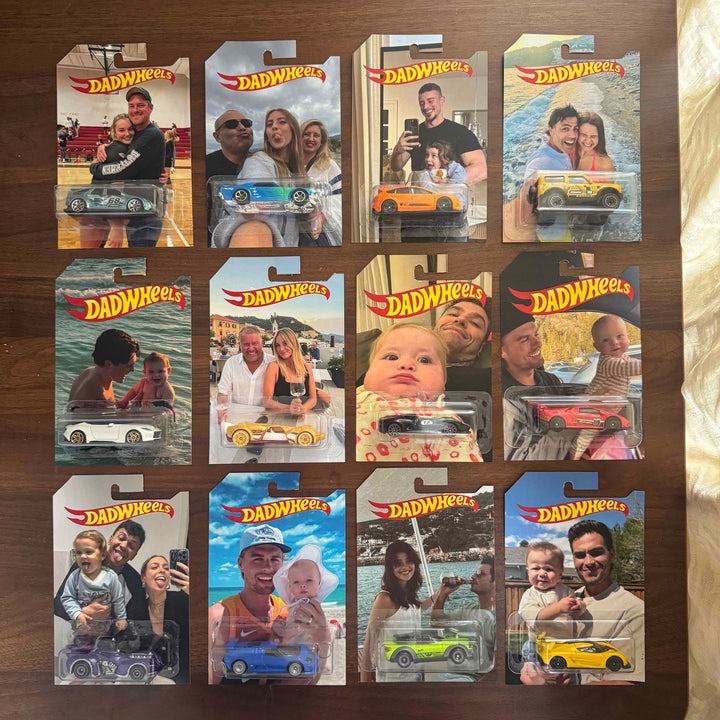 Set van gepersonaliseerde cadeauboxen voor speelgoedauto's, ideaal voor een speciale collectie.