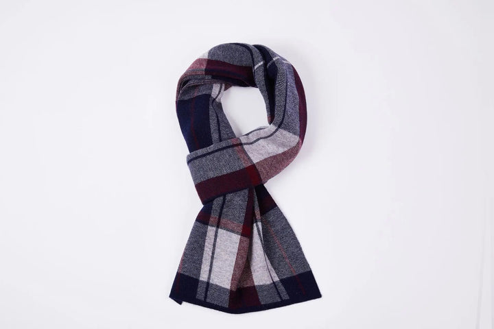Stijlvolle heren sjaal van zachte wol; perfect accessoire voor koude winterdagen. Geborduurd detail.