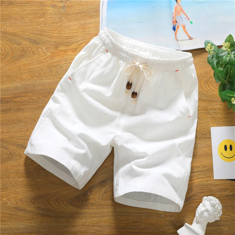 Man draagt comfortabele casual heren zomershort, perfect voor een relaxte dag aan het strand of in de stad.