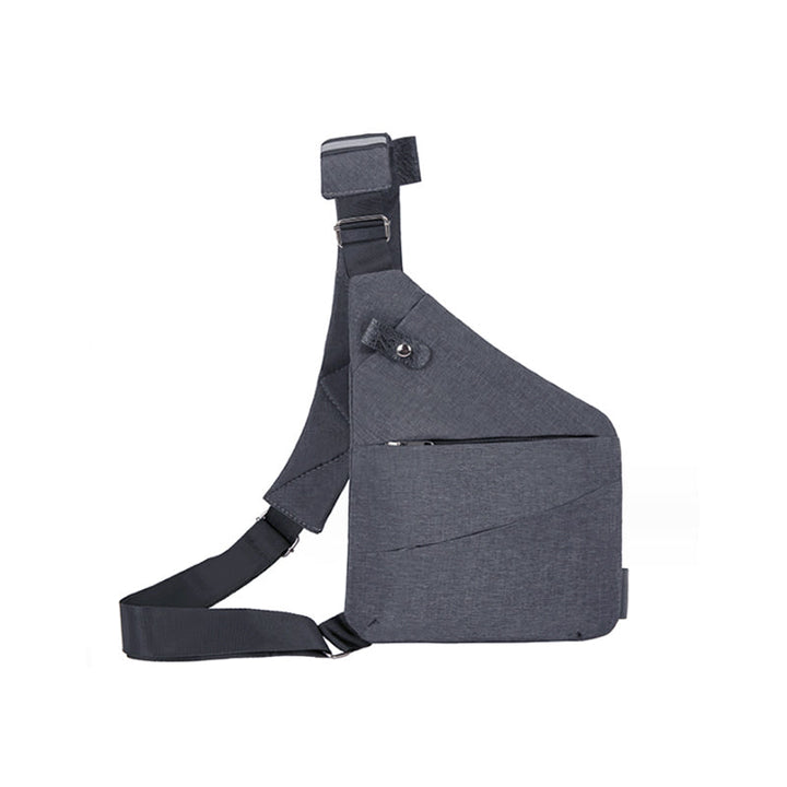 Man met trendy anti-diefstal crossbody tas in een drukke stadsomgeving.