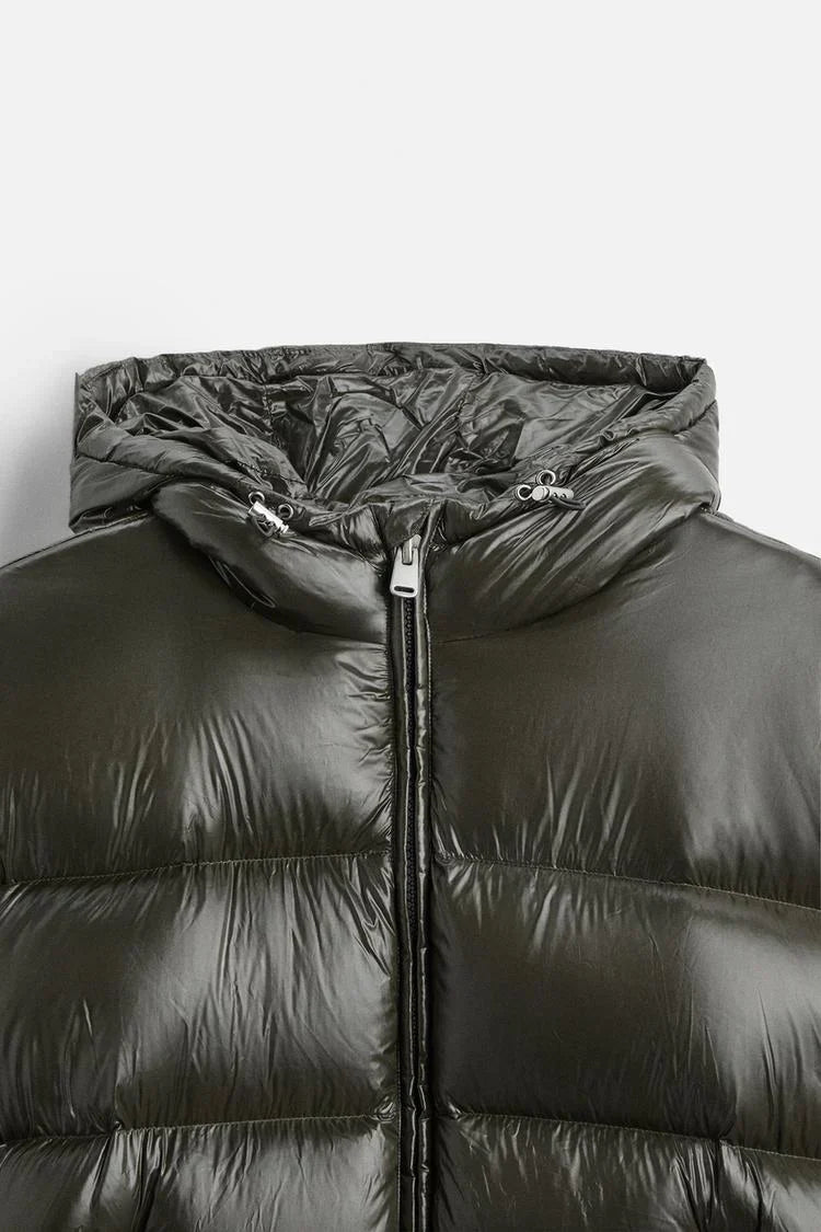Model draagt het warme uniseks donsjack Aspen, perfect voor buitenactiviteiten in de winter, veelzijdig design.