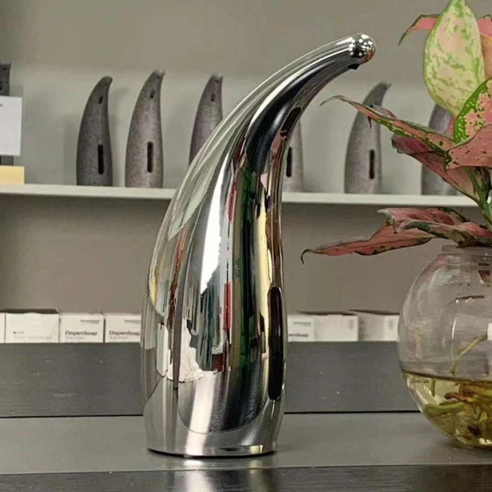 Handsfree PureSense zeepdispenser met sensor; perfect voor hygiënisch wassen zonder aanraking in elke moderne badkamer.