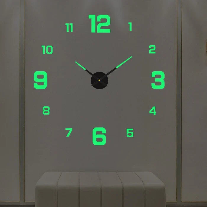 Close-up van de lichtgevende cijfers van de ArtTime DIY wandklok, perfect voor de nacht.