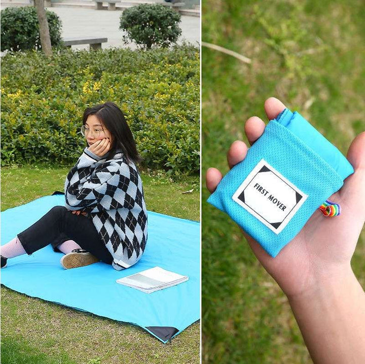 Uitgerolde waterdichte campingmat op gras, perfect voor outdoor en ontspanning in de natuur.