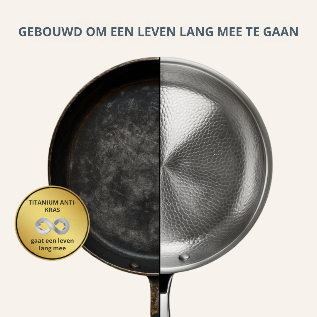Close-up van de unieke gehamerde textuur van deze titanium pan, een stijlvol en duurzaam stuk kookgerei.