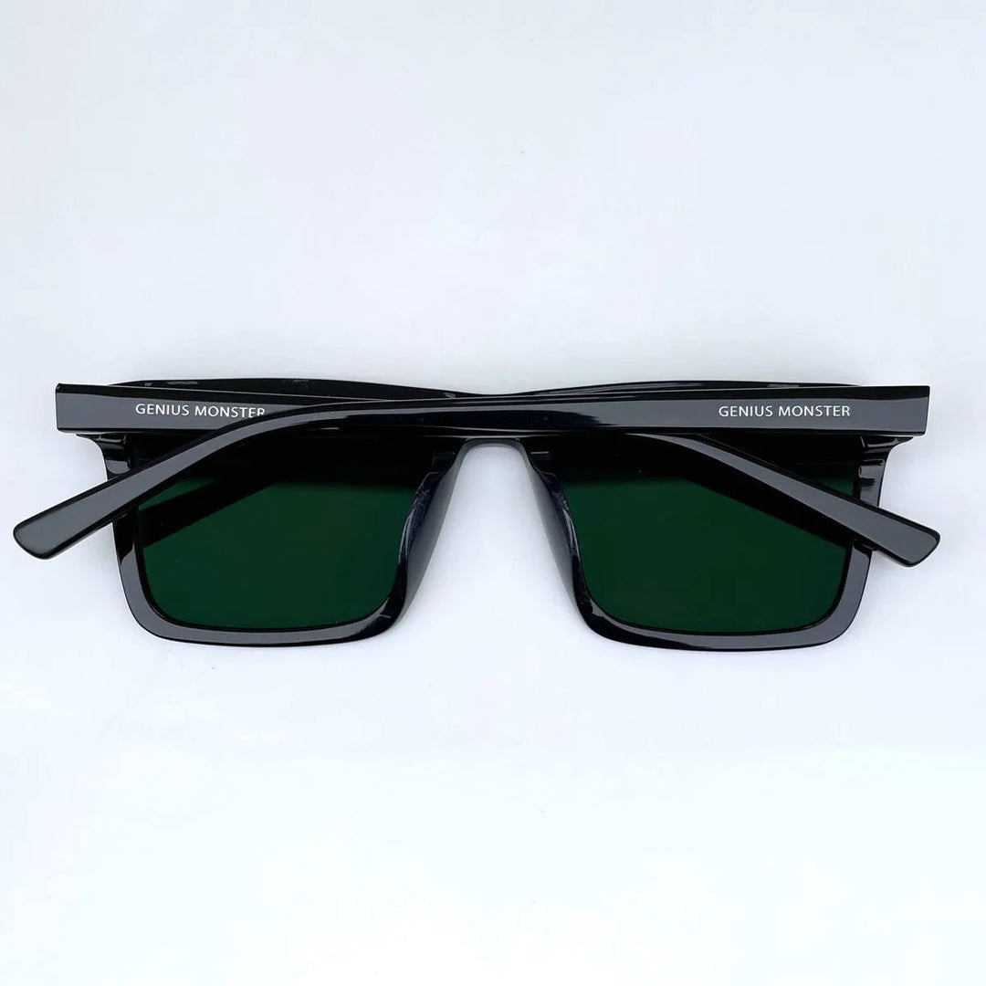 Stijlvolle vintage heren zonnebril met rechthoekig design, zwarte glazen. Een luxe en tijdloos mode accessoire.