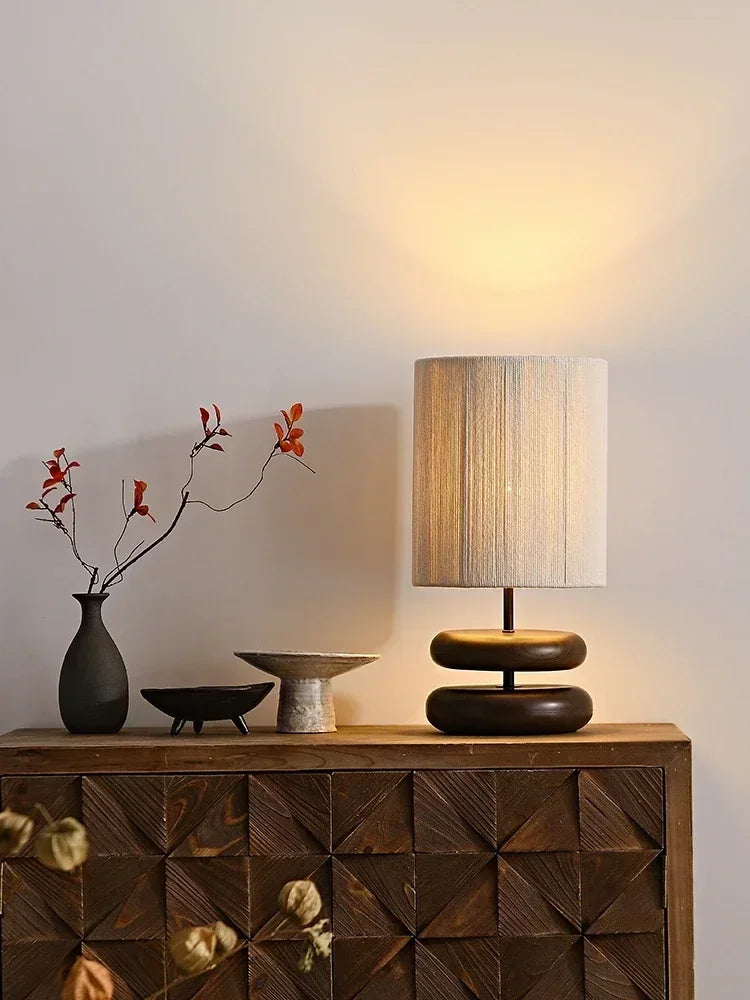 Elegante Japandi tafellamp met lichtbruine linnen kap en robuuste keramieken basis, interieur.
