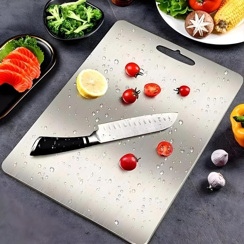 Moderne keuken snijplank van RVS, een duurzaam en onmisbaar keukenaccessoire.