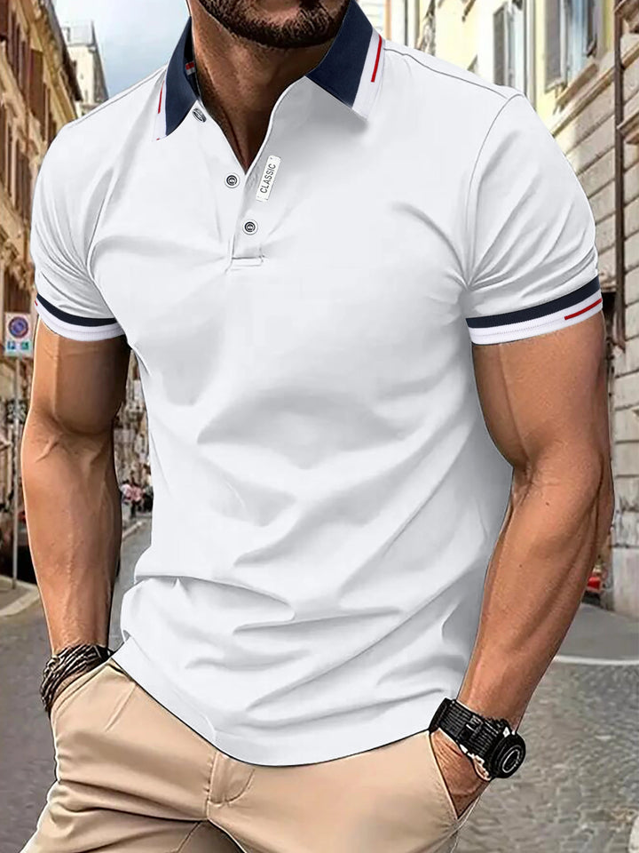 Man draagt comfortabel Hoymans heren polo shirt, casual look, perfect voor zomerse dagen. Lichtgewicht & ademend.