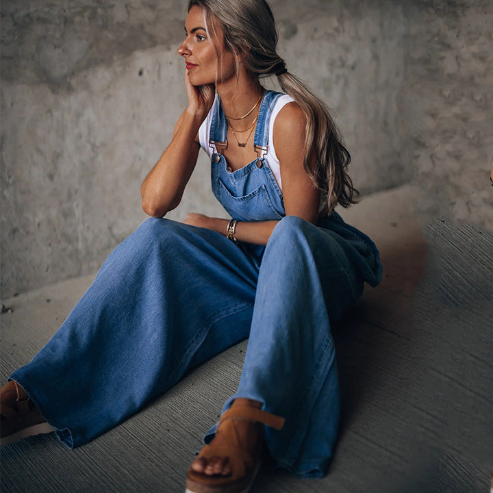 Trendy dames jumpsuit met flatterende wijde pijpen, ontworpen voor een chique en comfortabele zomerlook.