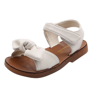 Comfortabele beige baby sandalen met klittenband, ideaal voor kleine voetjes en zomerse avonturen.