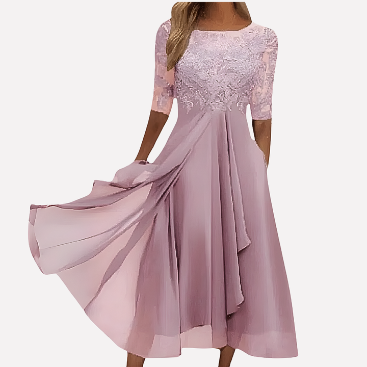 Chiffon feestjurk met gedetailleerd bloemenkant, een stijlvolle keuze voor speciale avonden en feesten.