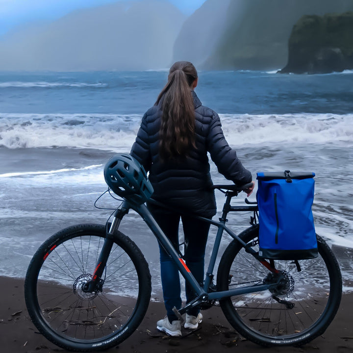 Mannelijke fietser met MultiBag™ fietstas aan bagagedrager, waterdicht en ruim voor spullen.