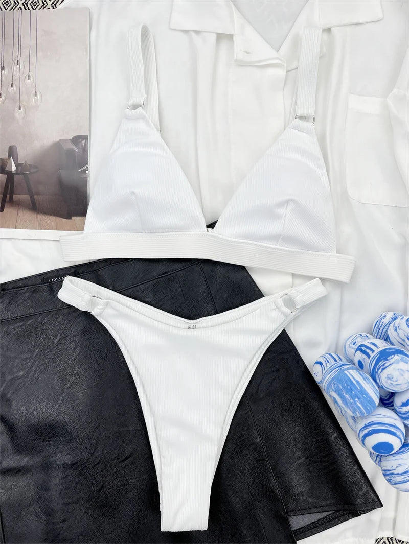 De Vera dames bikini, Braziliaanse snit met push-up top en decoratieve ring details, nieuwe collectie.