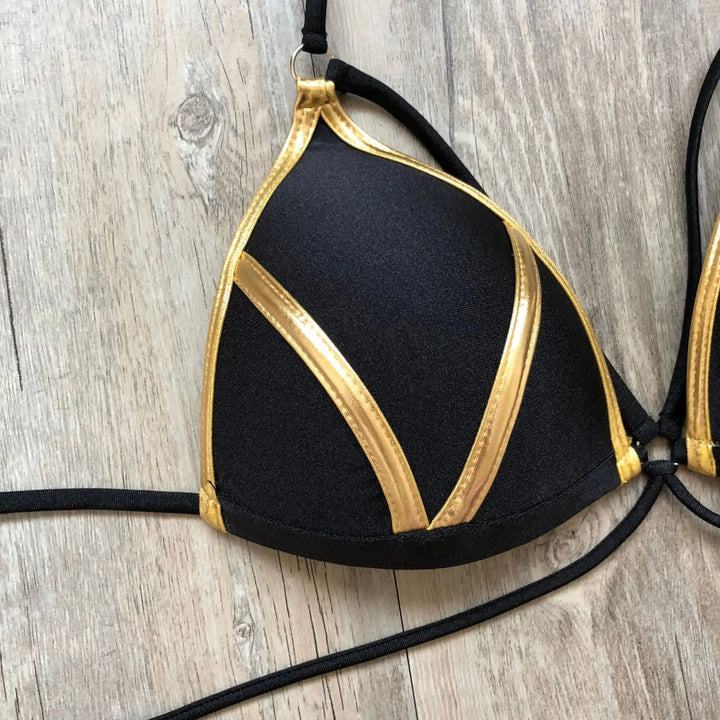 Roze dames bikini met luxe gouden details. Trendy & flatterende zwemkleding voor een fashionable stranddag.