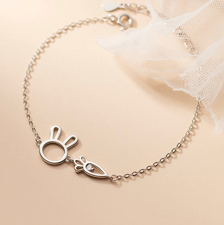 Minimalistische dames armband met konijntje, een verzilverde geluksbrenger voor haar.