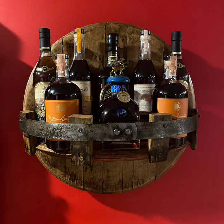 Handgemaakt rustiek eiken whiskey rek uit een bourbonvat, duurzame flessenopslag voor je interieur.