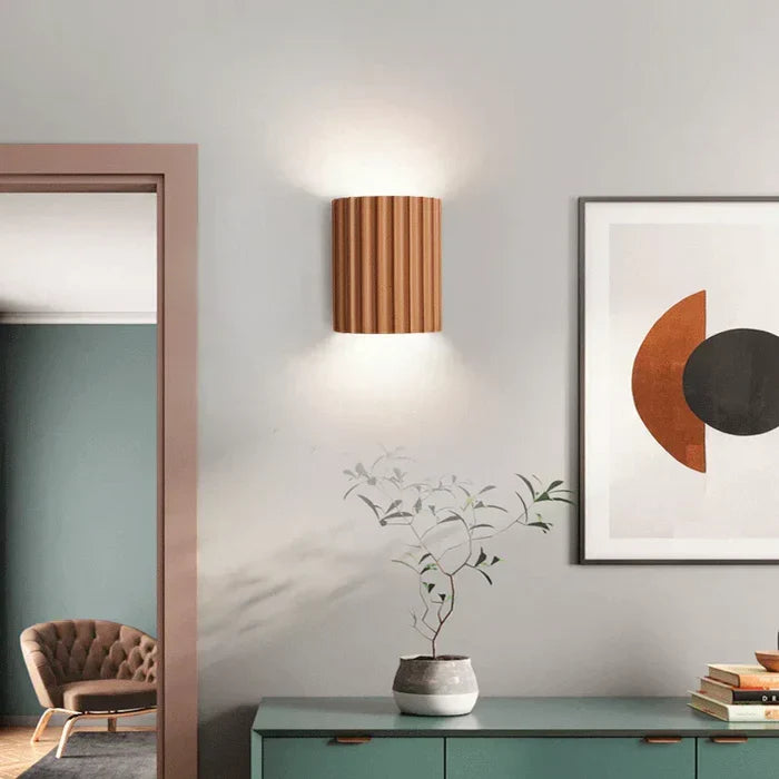 Strakke moderne 'ArtisticWave' hars wandlamp, innovatieve LED-designlamp voor unieke interieurverlichting.