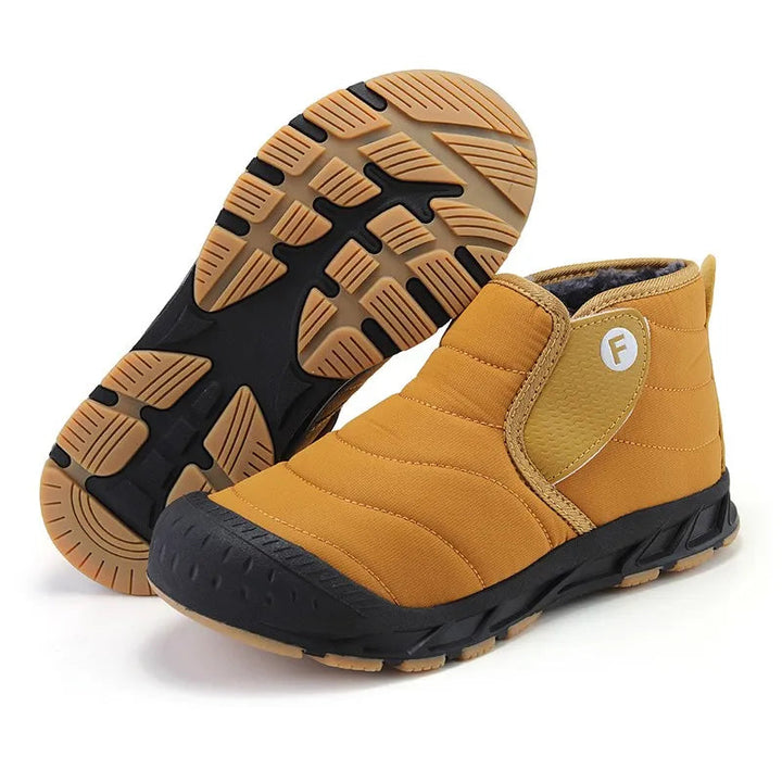 Achteraanzicht van robuuste heren snowboots, met verstevigde hiel voor extra stabiliteit. Waterdicht en warm design.