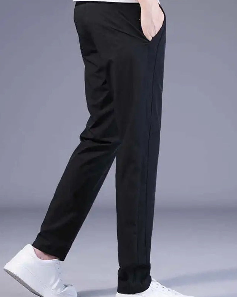 Zwarte AeroFlex heren stretchbroek, sneldrogend en ademend, ideaal voor actieve levensstijl en sport.