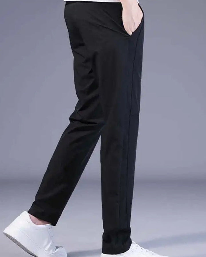 Zwarte AeroFlex heren stretchbroek, sneldrogend en ademend, ideaal voor actieve levensstijl en sport.