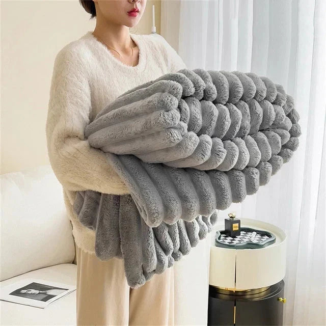 Karamelkleurige CozyWrap comfort deken van zacht pluche, biedt ultieme warmte.