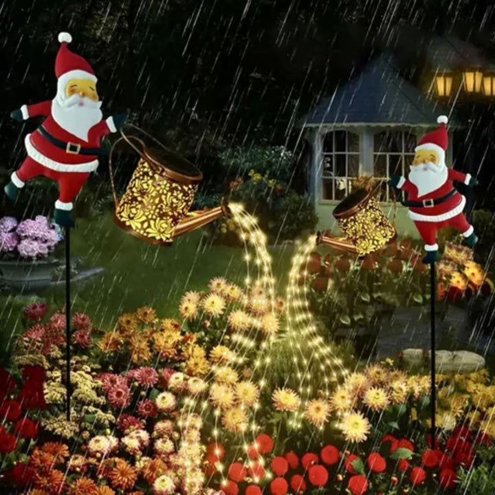 Unieke kerst gieter decoratie met vallende LED-lichtjes, ideaal voor sfeervolle buitenverlichting in de tuin.