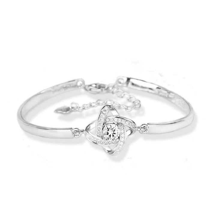 Tijdloze zilverkleurige damesarmband met liefdesknoop detail, comfortabel en prachtig geschenk.