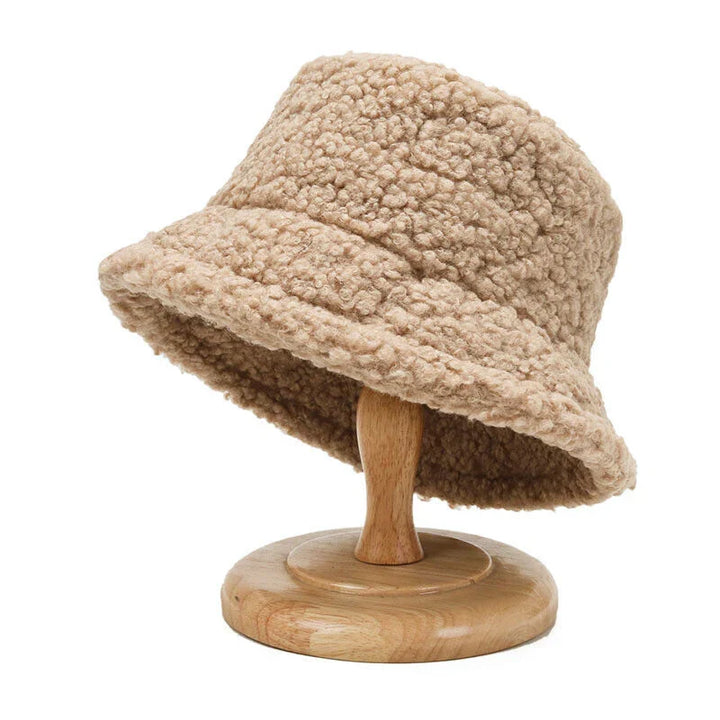 Modieuze dames winter bucket hoed Livia, gemaakt van warme teddy stof, perfect accessoire.