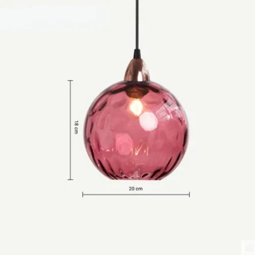 Stijlvolle LumiSphere glazen bol boven eettafel, perfecte verlichting voor diner.