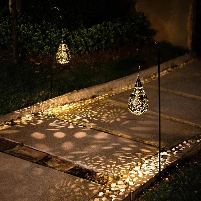SolarLuxe weerbestendige tuinlamp, roestvrij staal, zonne-energie en LED buitenverlichting voor sfeervolle tuin.