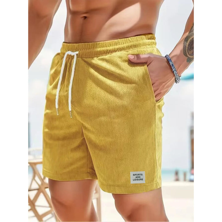 Man model draagt heren corduroy korte broek met trekkoord, voor een relaxte en stijlvolle zomerse uitstraling.