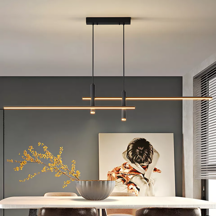 Detailopname van de moderne gouden design hanglamp met zwarte accenten en geïntegreerde dimbare LED verlichting.