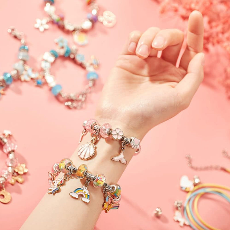 Open geschenkdoos van de kinder DIY-armbanden knutselset, klaar om cadeau te geven.