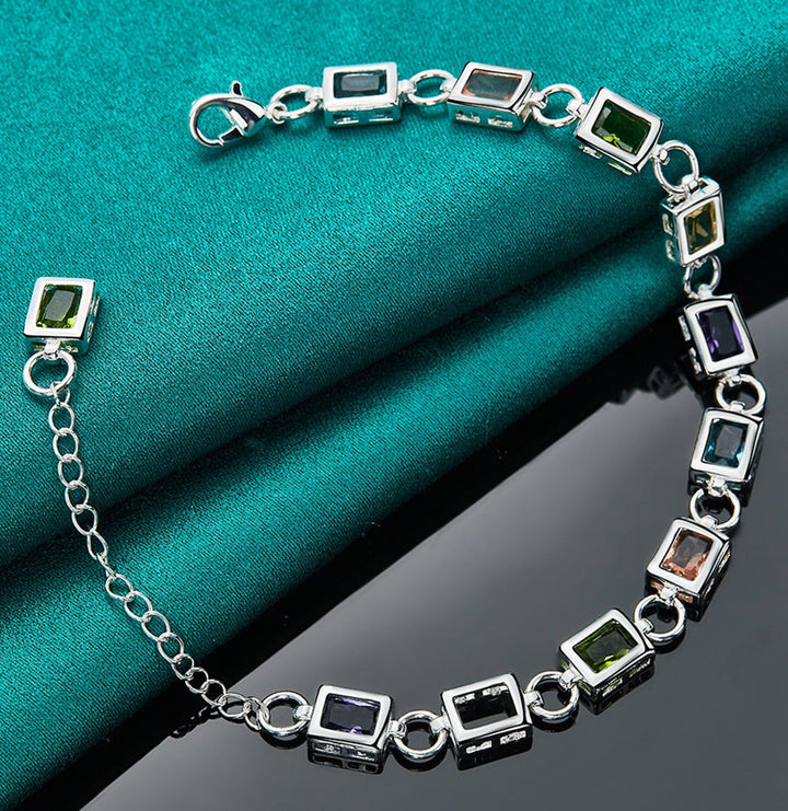 Stijlvolle damesarmband met levendige meerkleurige zirkonia stenen. Een perfect verstelbaar sieraad cadeau.