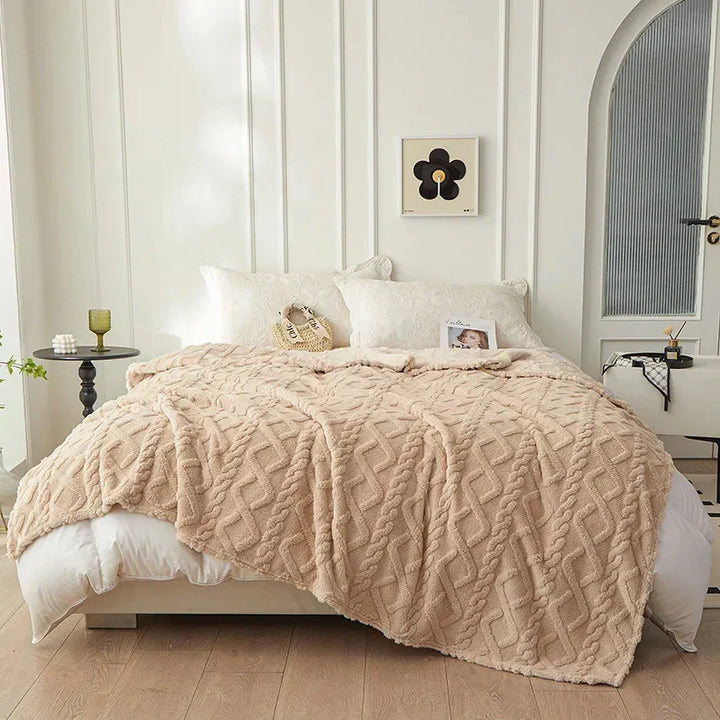 Stijlvolle tweezijdige lamswollen deken, een warm flanellen plaid dat past in elk modern interieur.