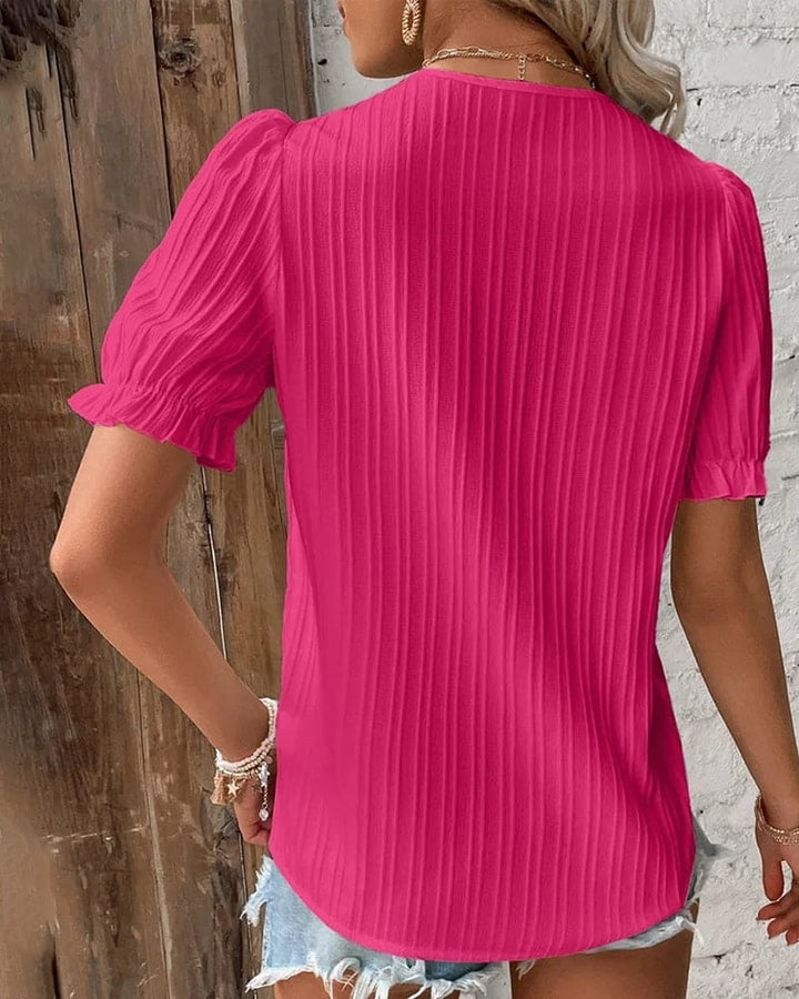 Stijlvolle blauwe kanten blouse met V-hals, ideale lentemode voor de moderne vrouw.