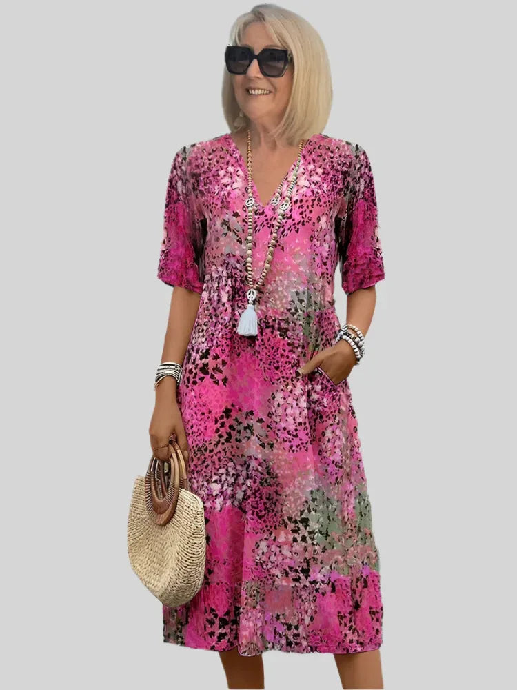 Dames printjurk in vintage stijl met v-hals en kanten afwerking. Comfortabele A-lijn zomerjurk van polyester.
