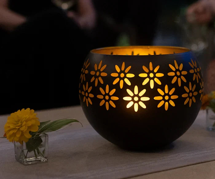 Sfeervolle waxbrander FloraGlow met bloemenpatroon, creëert een gezellige ambiance en verspreidt geur.