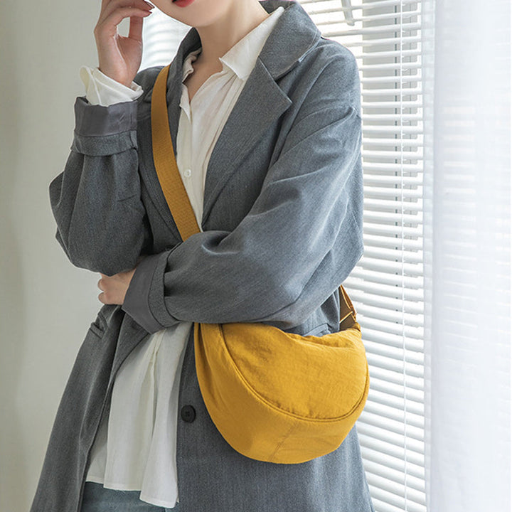 Trendy accessoire: Luna halvemaan damestas, perfect voor elke gelegenheid.