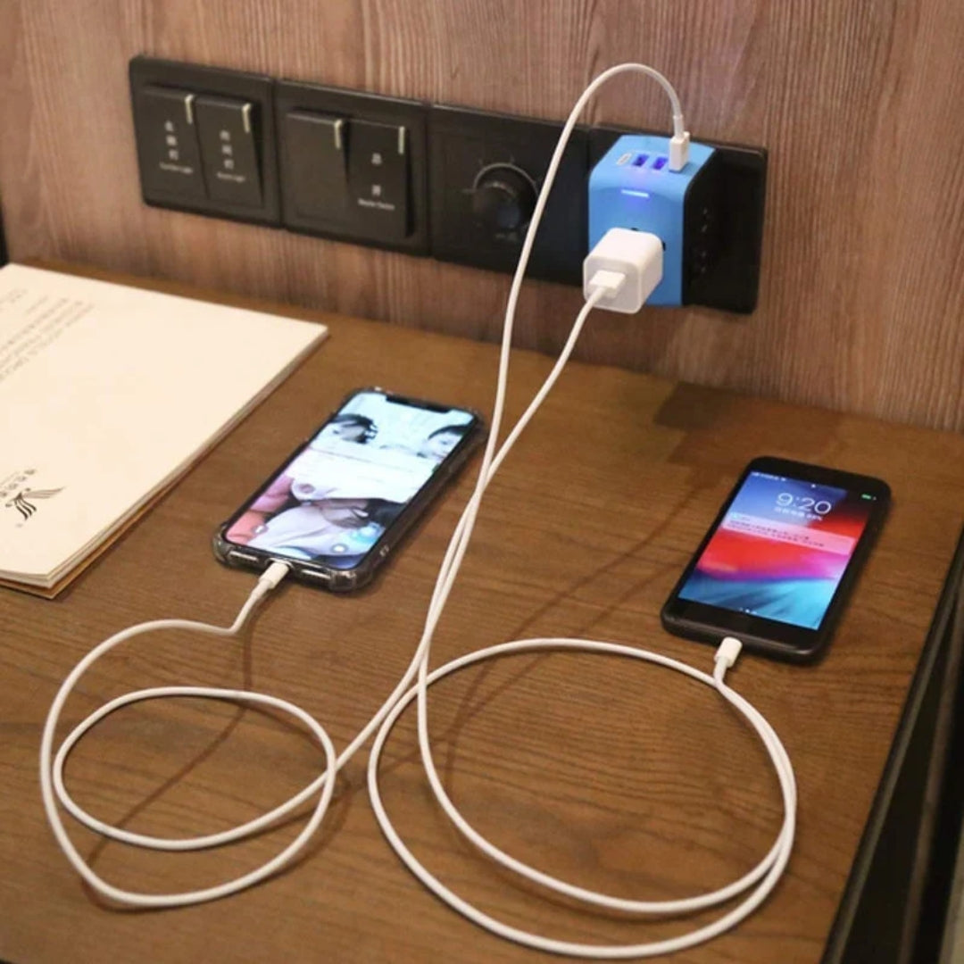 Krachtige universele reisstekker met USB-C, snel en veilig opladen van elektronica op elke vakantiebestemming.