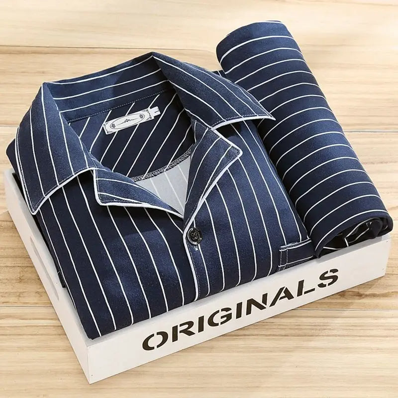 Textuur van de zachte stof van de heren pyjamaset, ideaal voor huidvriendelijke nachtkleding.