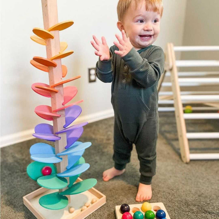 Interactieve houten regenboog geluidboom voor peuters. Creëer rustgevende geluiden met vallende knikkers.